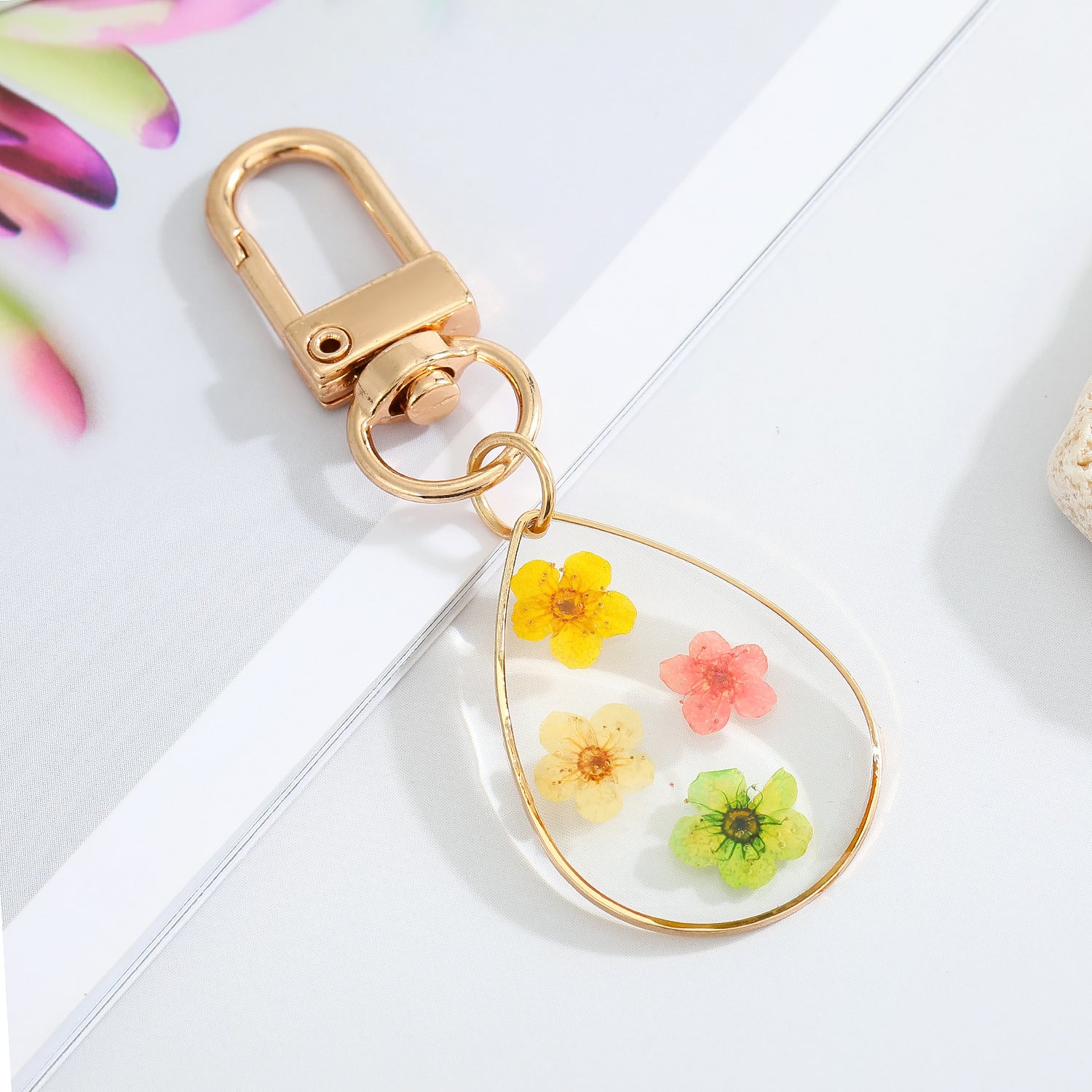Wholesale 5pcs/pack Dried Flowers Natural Flowers Drip Oil Daisy Alloy Keychains